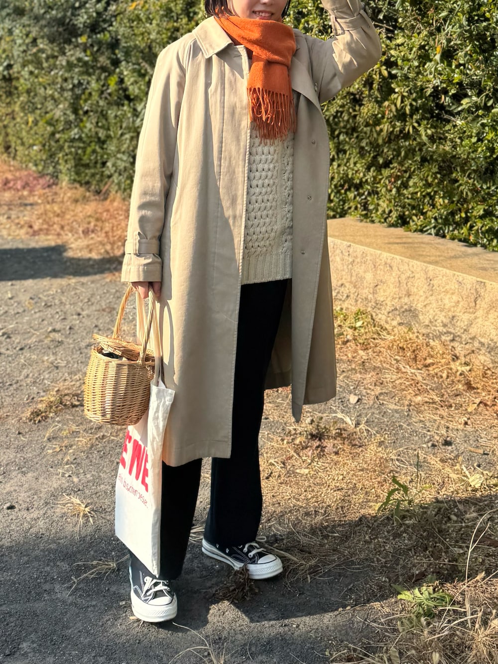 「真冬のあったかスタイル、ステンカラーコート、きれいめカジュアル、古着MIX、ニット、チャックテイラー、スニーカーコーデ」｜「Steven Alanの＜Steven Alan＞フレアパンツ（スラックス、ブルー系）」を使った、shioriさん（レディース・160cm）の冬コーディネートの1枚目の写真