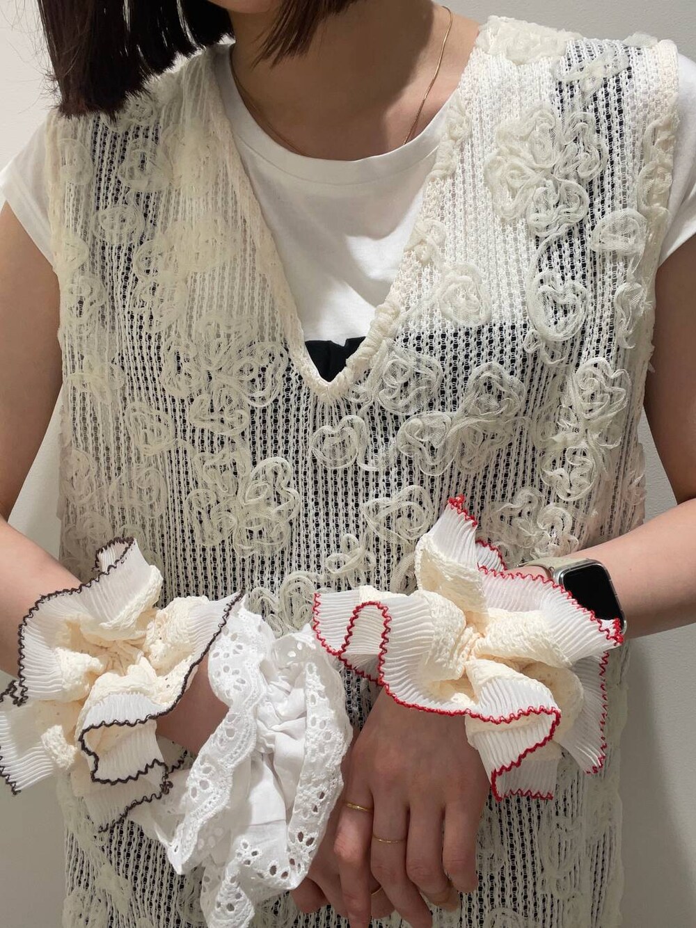 「LOWRYS FARM」｜「LOWRYS FARMのスカラップレースシュシュ（ヘアゴム、ホワイト系）」を使った、miyuさん（レディース・158cm）の春コーディネートの1枚目の写真