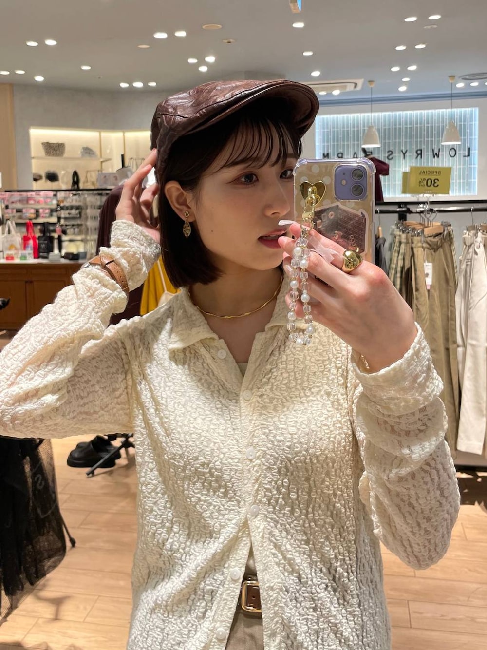 ブラウン系のサンダル、ゴールド系のタンクトップ、ベージュ系のスラックスを着用したレディースの秋コーディネートの1枚目の写真