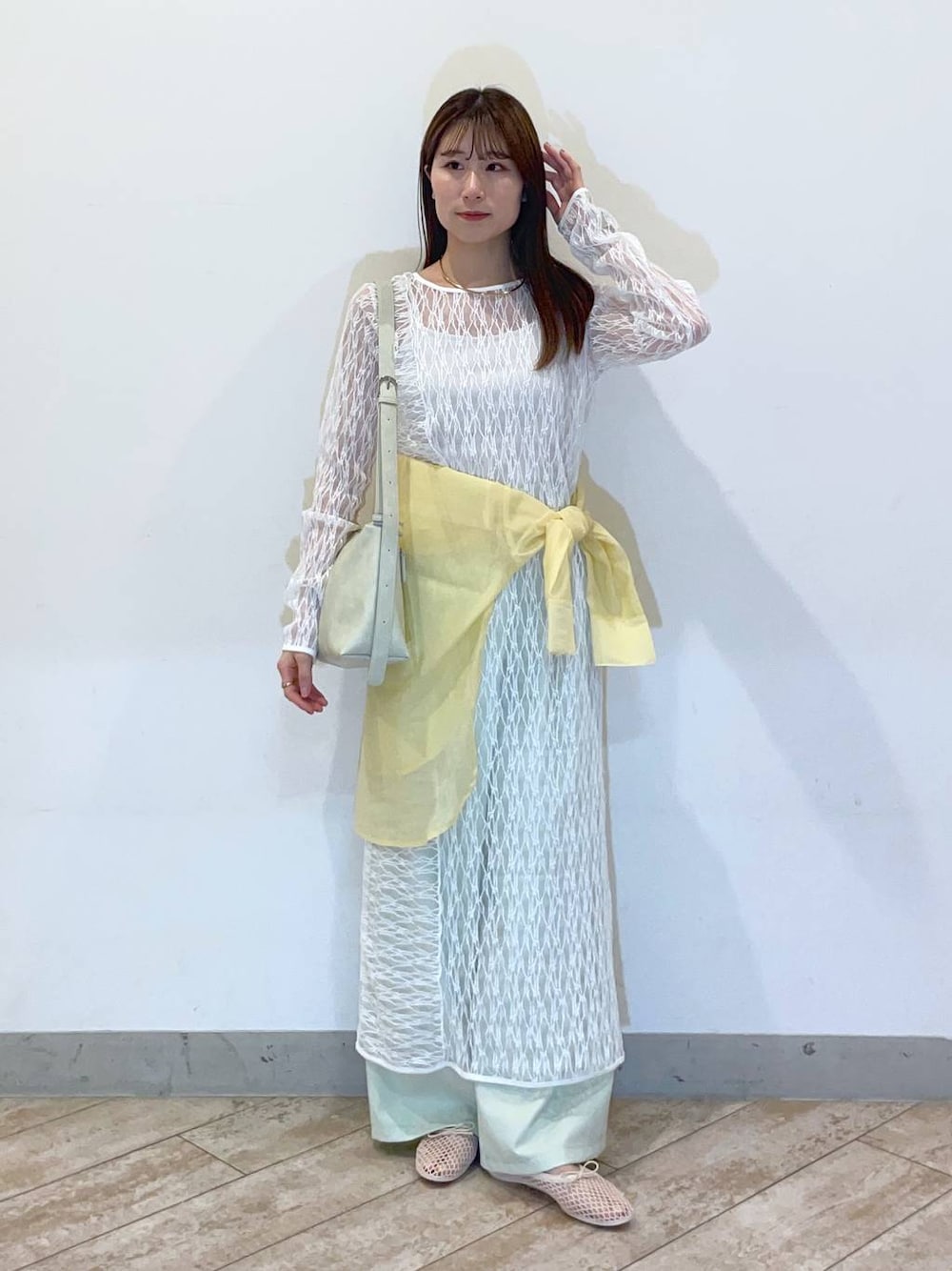 「LOWRYS FARM」｜「LOWRYS FARMのスタイルＵＰクロスカップキャミ　100757（Tシャツ/カットソー、ホワイト系）」を使った、miyuさん（レディース・158cm）の春コーディネートの1枚目の写真