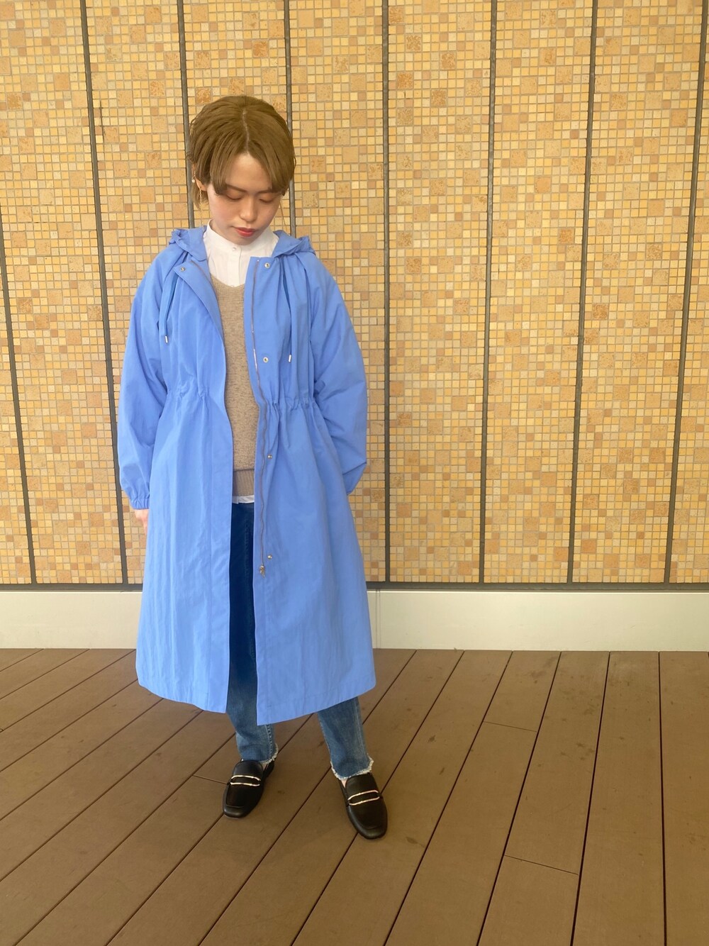 ブルー系のその他アウター、ホワイト系のシャツ/ブラウス、ベージュ系のニット/セーターを着用したレディースの冬コーディネートの1枚目の写真