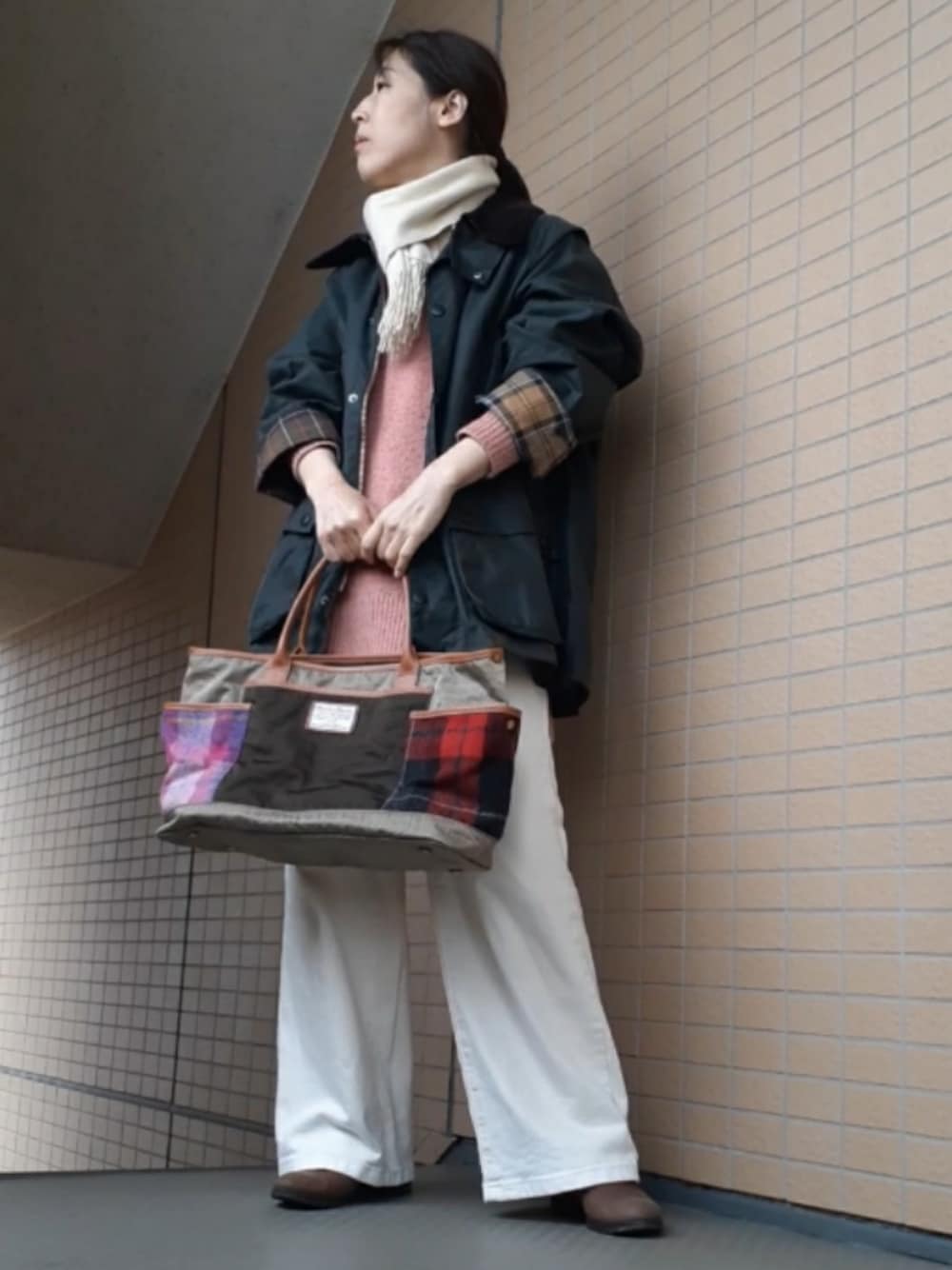 ホワイト系のデニムパンツ、グリーン系のその他アウター、ピンク系のニット/セーターを着用したレディースの春コーディネートの1枚目の写真