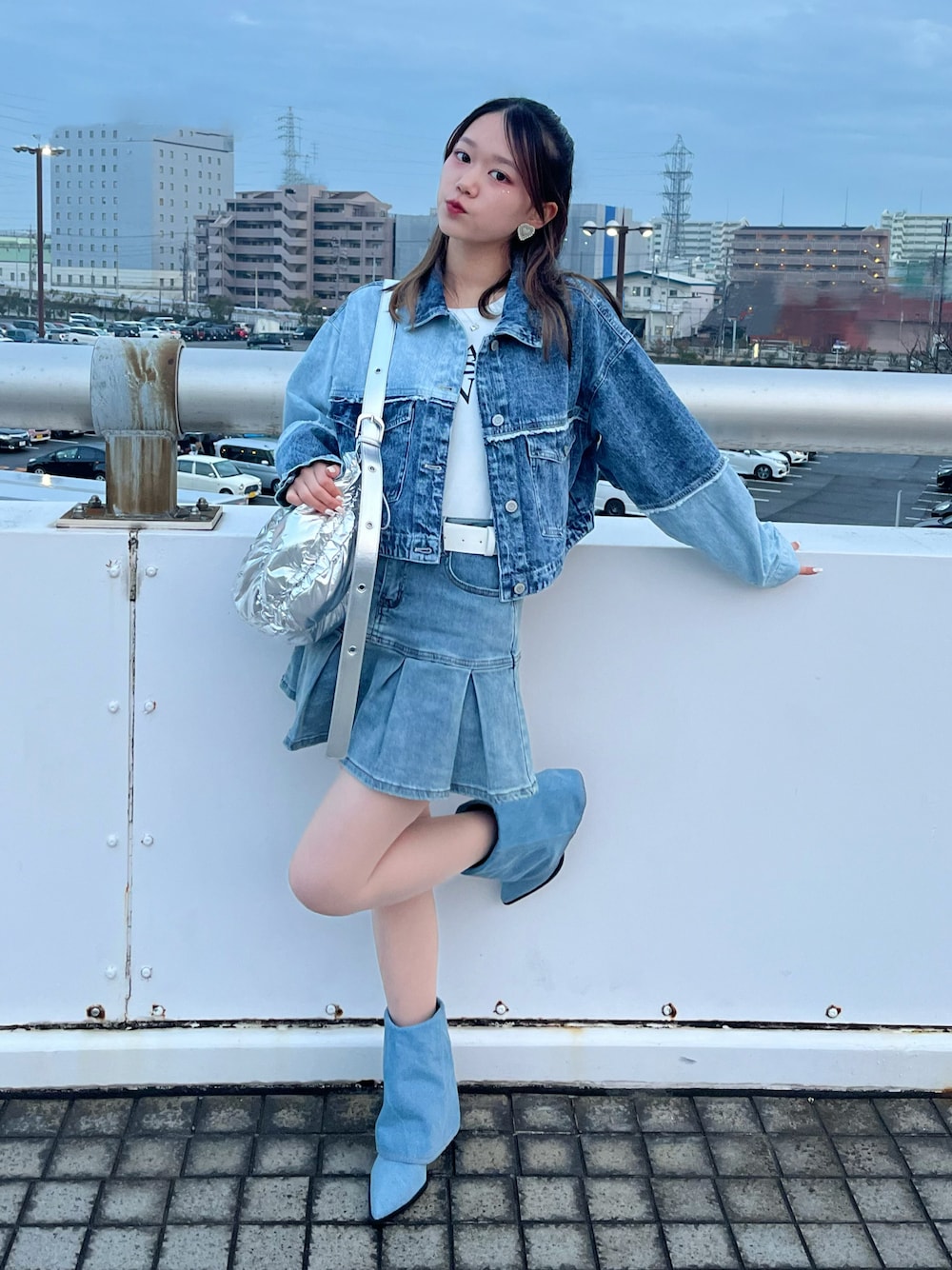 ZARAのシューズを使った「デニムブーツ」のレディース人気ファッション