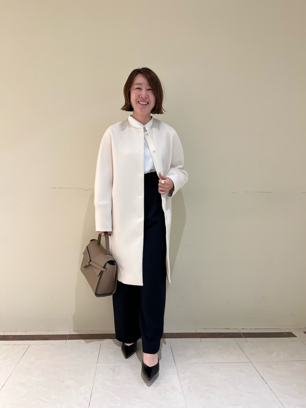 ウォッシャブル軽量トリプルクロスサテン切替クルーネックコートを使っ