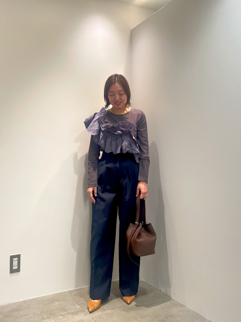 グレー系のTシャツ/カットソー、ブルー系のその他パンツ、ブラウン系のショルダーバッグを着用したレディースの秋コーディネートの1枚目の写真
