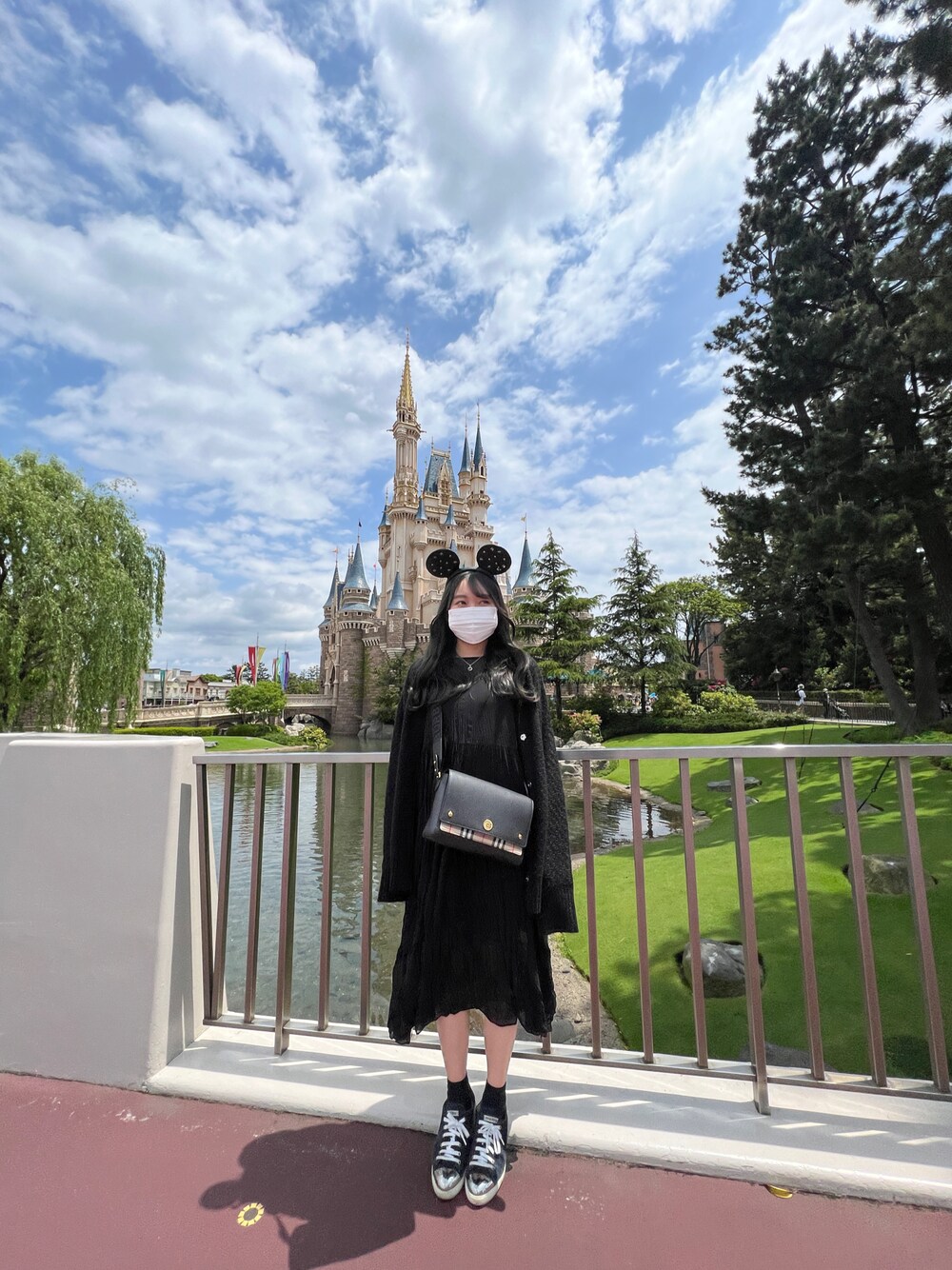 「ディズニー」｜「BURBERRYのアイテム（ショルダーバッグ、ブラック系）」を使った、mugiさん（レディース・153cm）の秋コーディネートの1枚目の写真