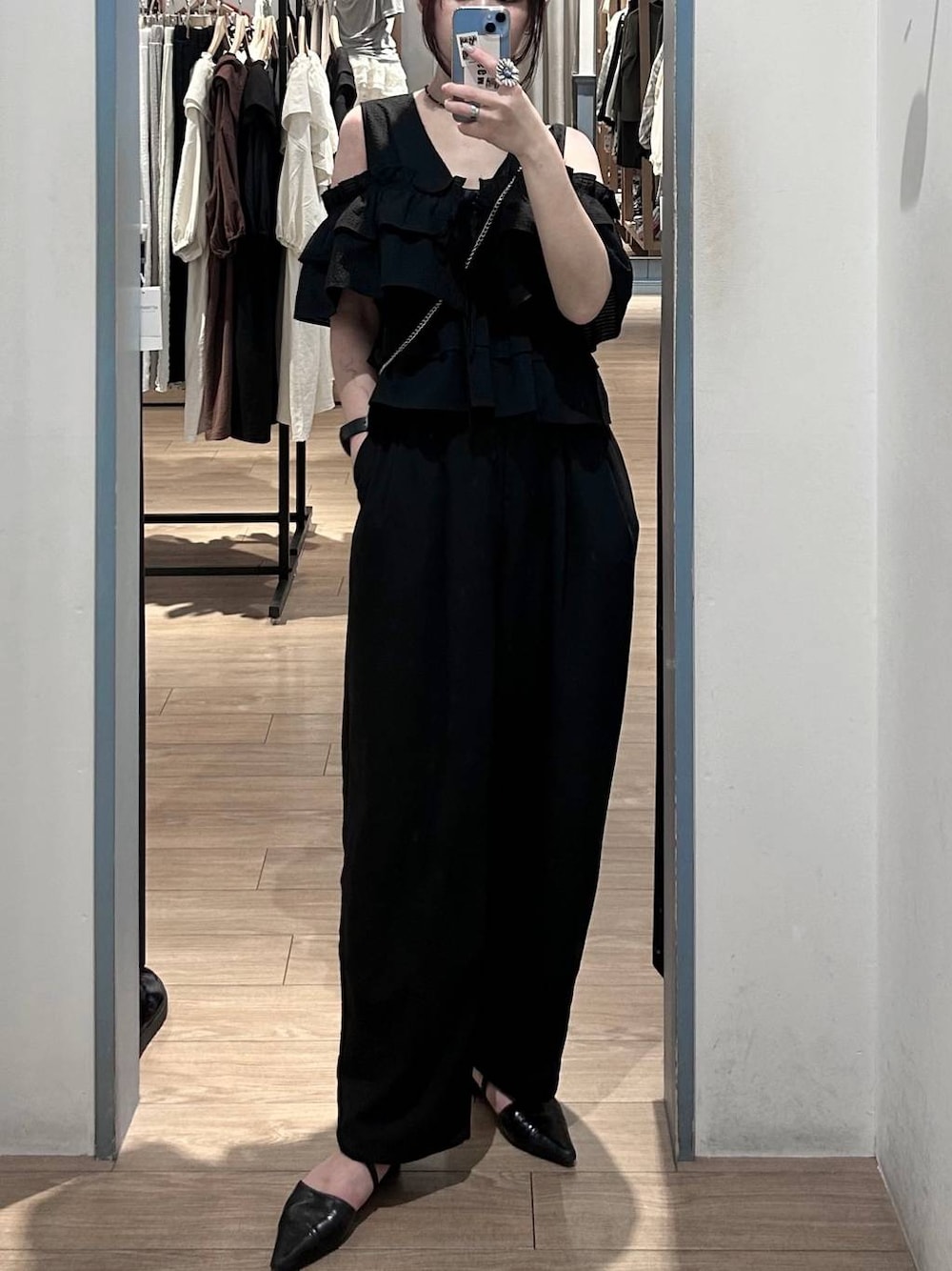ブラック系のその他パンツ、ブラック系のサンダル、ブラック系のシャツ/ブラウスを着用したレディースの夏コーディネートの1枚目の写真