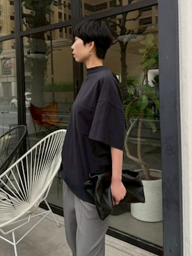 「RIM.ARK（リムアーク）のCurved piping PT カーブドパイピング パンツ（スラックス、グレー系）」を使った、RIM.ARK staffさん（レディース・170cm）の春コーディネート