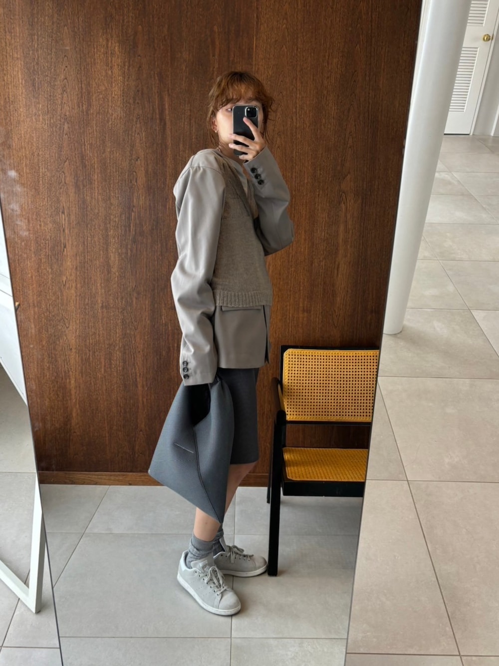「ニットパンツ、リブパンツ、ハーフパンツ、リムアーク、RIM.ARK、モード、スポーツミックス、スポーティ、ジャケットスタイル、秋コーデ、ジャケット、ジャケットコーデ、グレージュ、ベージュ」｜「RIM.ARKのMohair mix minimum knit vest（ニット/セーター、ベージュ系）」を使った、RIM.ARK staffさん（レディース・168cm）の夏コーディネートの1枚目の写真
