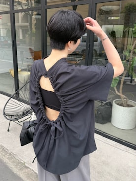 「RIM.ARK（リムアーク）のCurved piping PT カーブドパイピング パンツ（スラックス、グレー系）」を使った、RIM.ARK staffさん（レディース・170cm）の春コーディネート