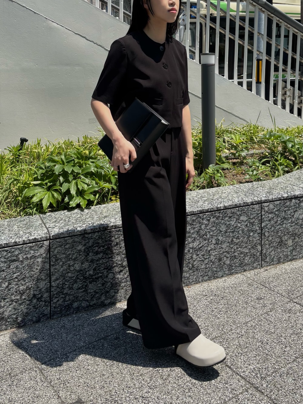 RIM.ARKのノーカラージャケットを使った人気ファッション