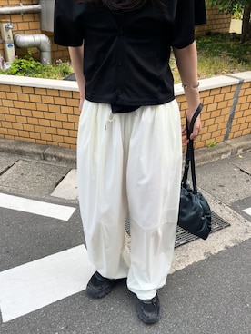「RIM.ARK（リムアーク）のSatin sacoche サテン サコッシュ（ショルダーバッグ、グリーン系）」を使った、RIM.ARK staffさん（レディース・170cm）の春コーディネート