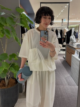 「RIM.ARK（リムアーク）のDrum leather clutch bag ドラムレザークラッチバッグ（クラッチバッグ、ブルー系）」を使った、RIM.ARK staffさん（レディース・170cm）の春コーディネート