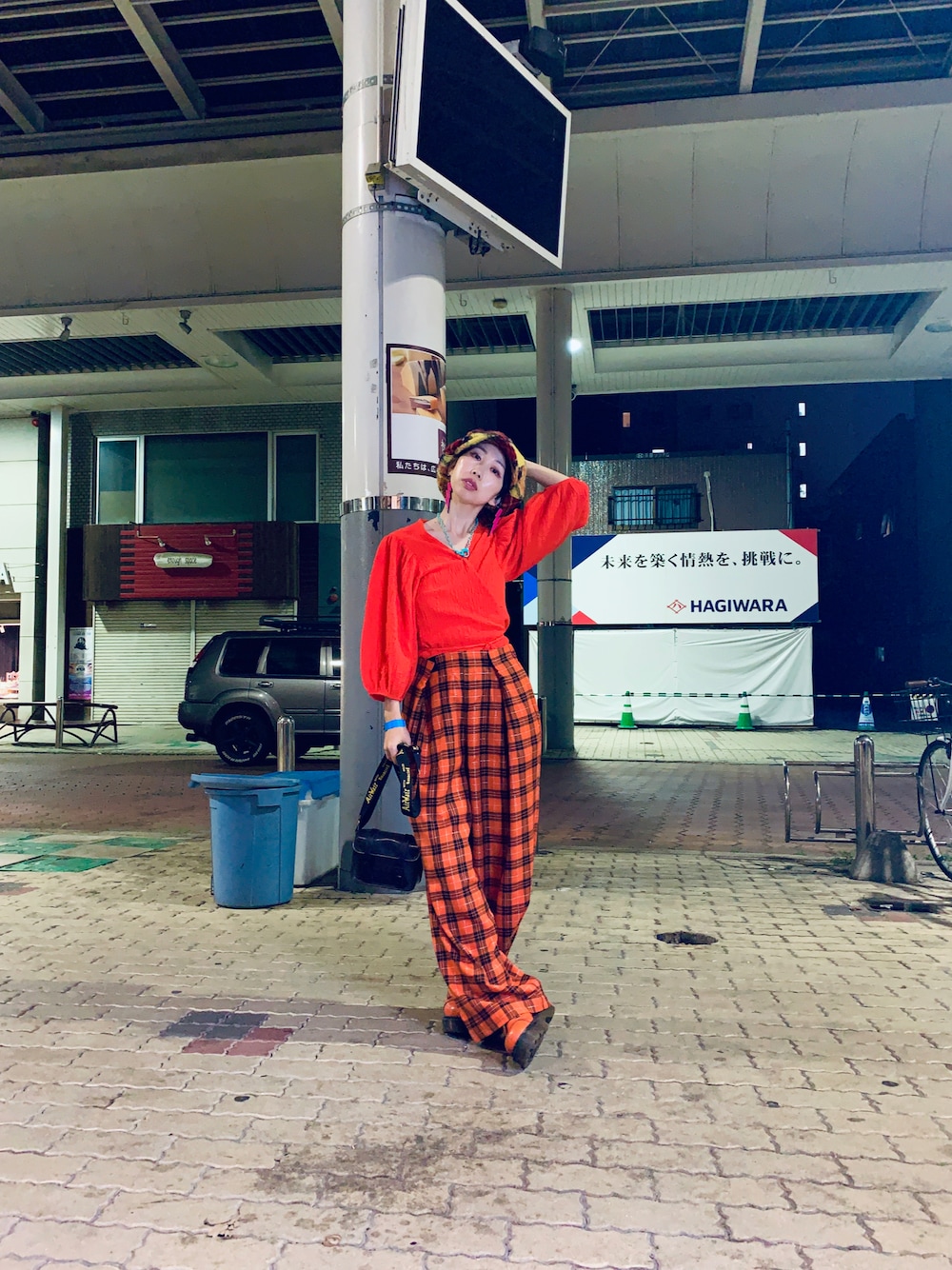 「オレンジ、オレンジコーデ、オレンジシャツ、オレンジブーツ、カジュアル、Dr.Martens、夏ファッション、大人かわいい、パンツコーデ、大人コーデ、おでかけコーデ、今日のコーデ、チェックパンツ、アツいコーデ全部見せ」｜「Desigualのテクスチャー クロスブラウス（シャツ/ブラウス、オレンジ系）」を使った、hirominadeさん（レディース・158cm）の夏コーディネートの1枚目の写真