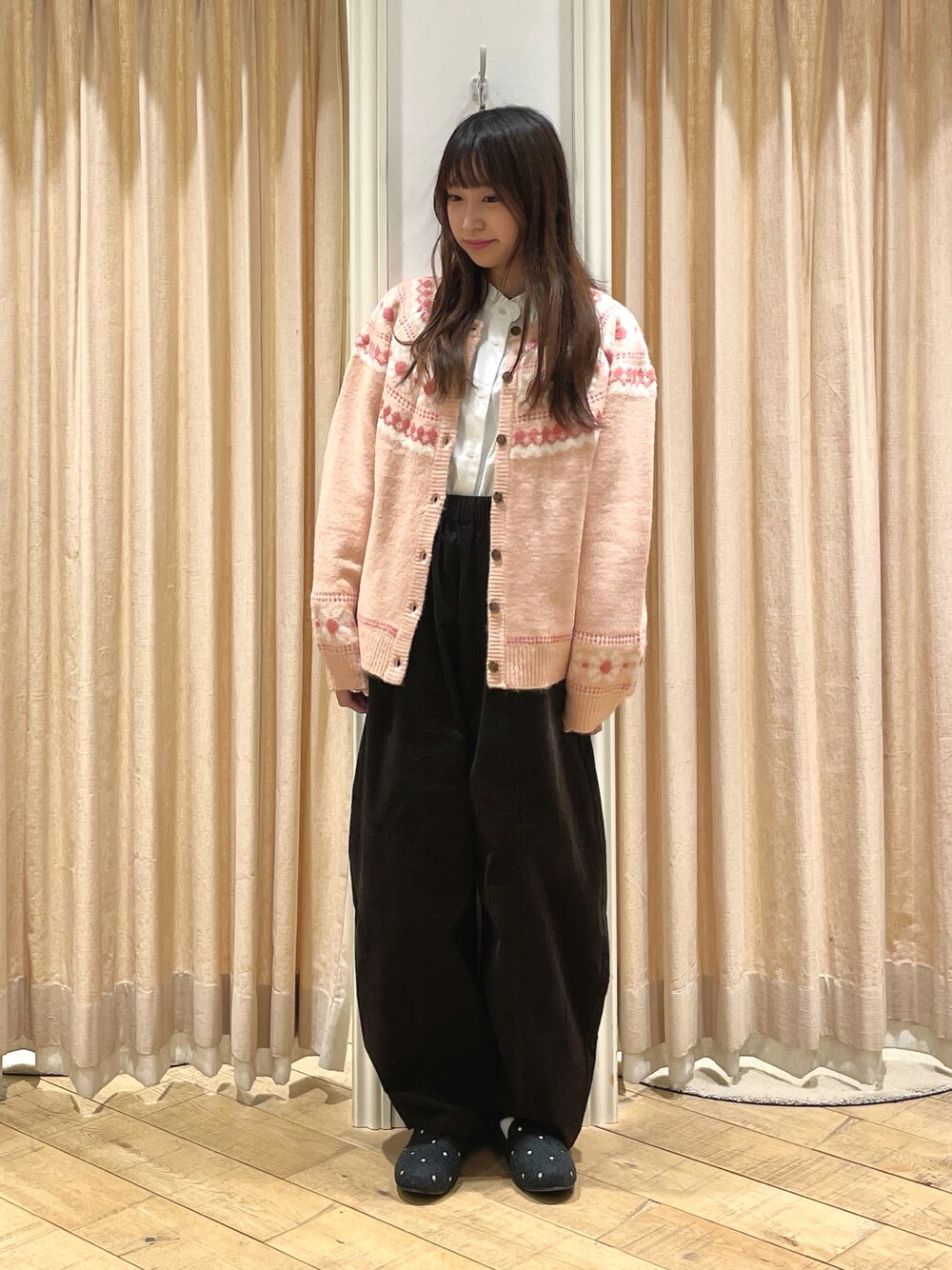 ホワイト系のシャツ/ブラウス、ピンク系のカーディガン/ボレロ、ブラウン系のその他パンツを着用したレディースの冬コーディネートの1枚目の写真