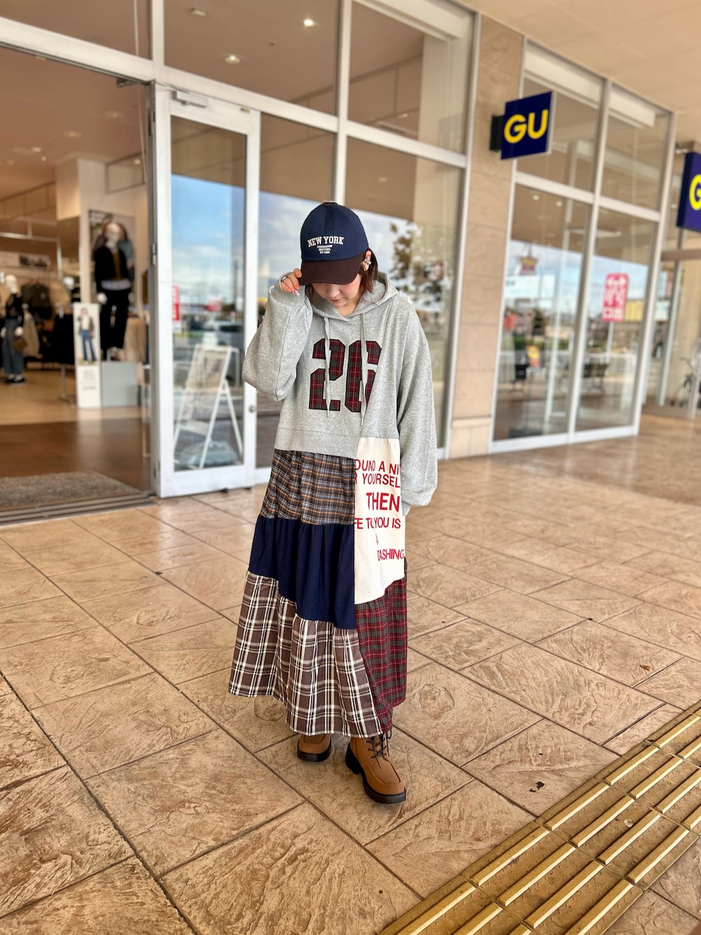 その他のワンピース、ベージュ系のブーツ、ブルー系のキャップを着用したレディースの秋コーディネートの1枚目の写真