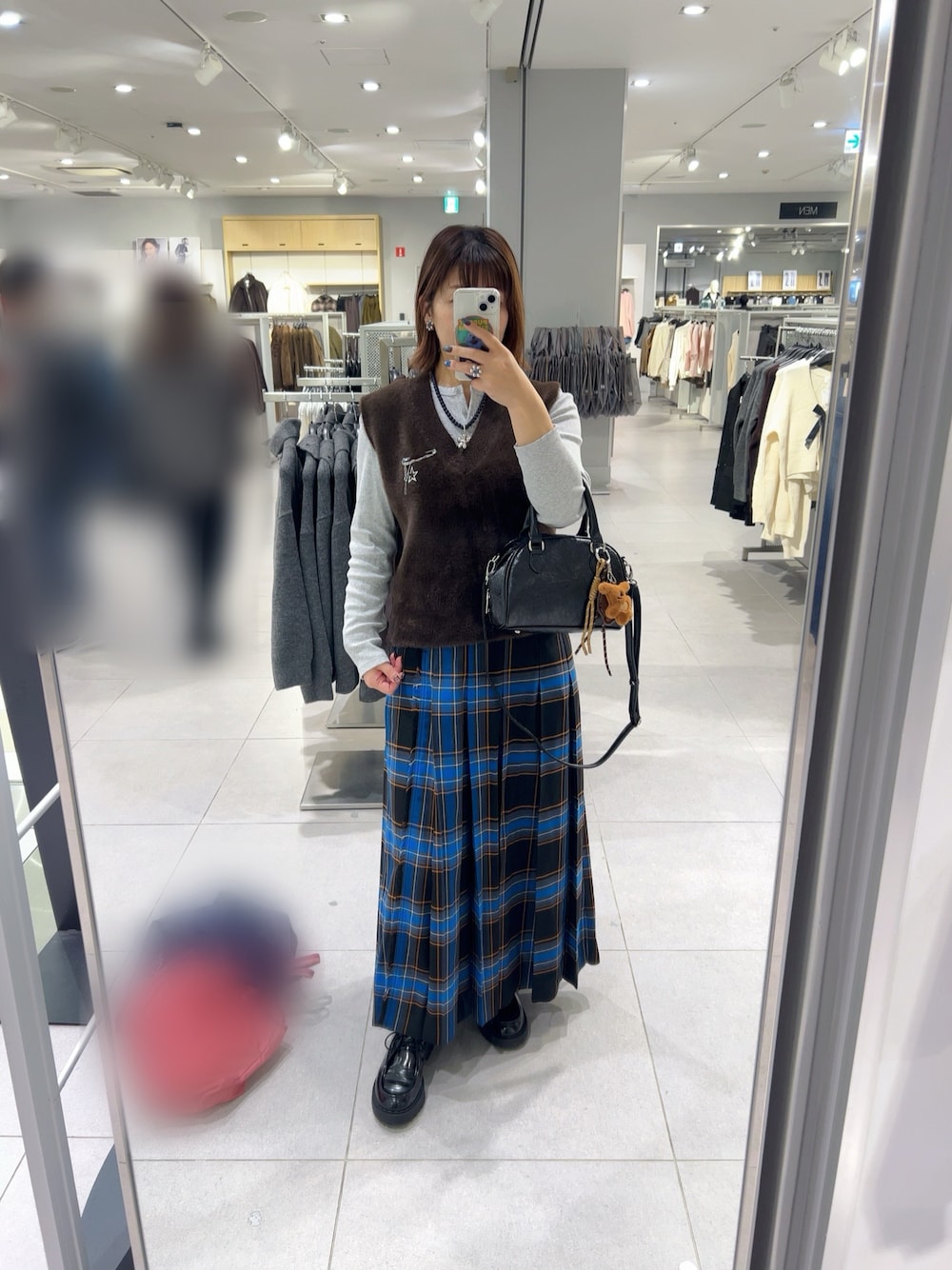 その他のスカート、ブラック系のシューズ、グレー系のTシャツ/カットソーを着用したレディースの秋コーディネートの1枚目の写真