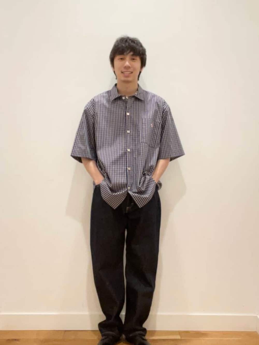 ブラック系のドレスシューズ、ブルー系のデニムパンツを着用したメンズの春コーディネートの1枚目の写真