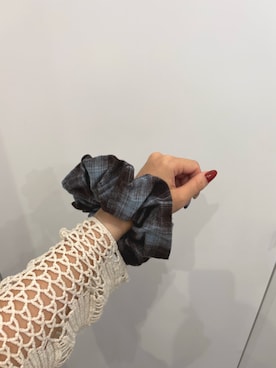 「SMELLY（スメリー）のチェックボリュームシュシュ（シュシュ、ブルー系）」を使った、莉緒さん（レディース・163cm）の秋コーディネート