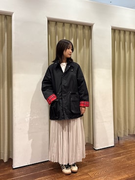 「URBAN RESEARCH DOORS（アーバンリサーチドアーズ）の『別注』Barbour×DOORS　OS BEDALE PADDED（テーラードジャケット、ブラック系）」を使った、莉緒さん（レディース・163cm）の秋コーディネート