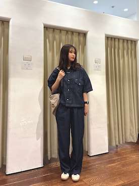 「EKAL（エカル）の『別注』Wrangler×EKAL　ライトデニムリラックスバギーパンツ（デニムパンツ、ブルー系）」を使った、莉緒さん（レディース・163cm）の春コーディネート
