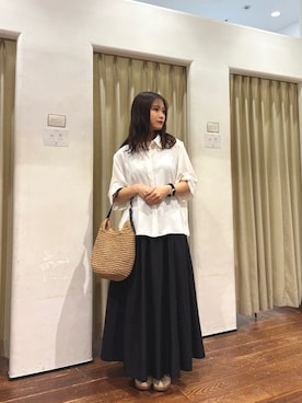 「RODE SKO（ロデスコ）のプチワンハンドルペーパートート（トートバッグ、ベージュ系）」を使った、莉緒さん（レディース・163cm）の春コーディネート