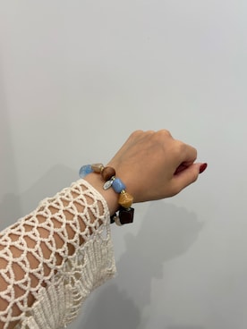「SMELLY（スメリー）のウッドカラーモチーフヘアポニー（ヘアゴム、ブルー系）」を使った、莉緒さん（レディース・163cm）の秋コーディネート