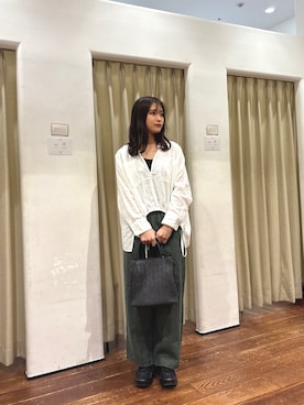 「URBAN RESEARCH（アーバンリサーチ）のラミーレーヨンギャザーヘムシャツ（シャツ/ブラウス、ホワイト系）」を使った、莉緒さん（レディース・163cm）の春コーディネート