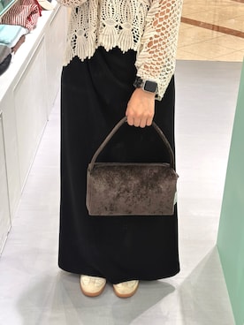「SMELLY（スメリー）のベロアスクエアバッグ（ハンドバッグ、ブラウン系）」を使った、莉緒さん（レディース・163cm）の秋コーディネート