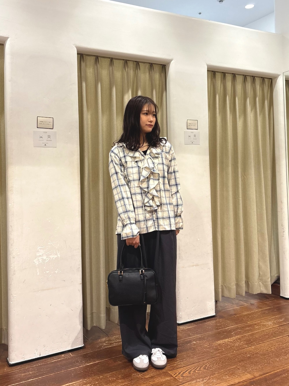 ブルー系のシャツ/ブラウス、グレー系のその他パンツ、ブラック系のボストンバッグを着用したレディースの春コーディネートの1枚目の写真