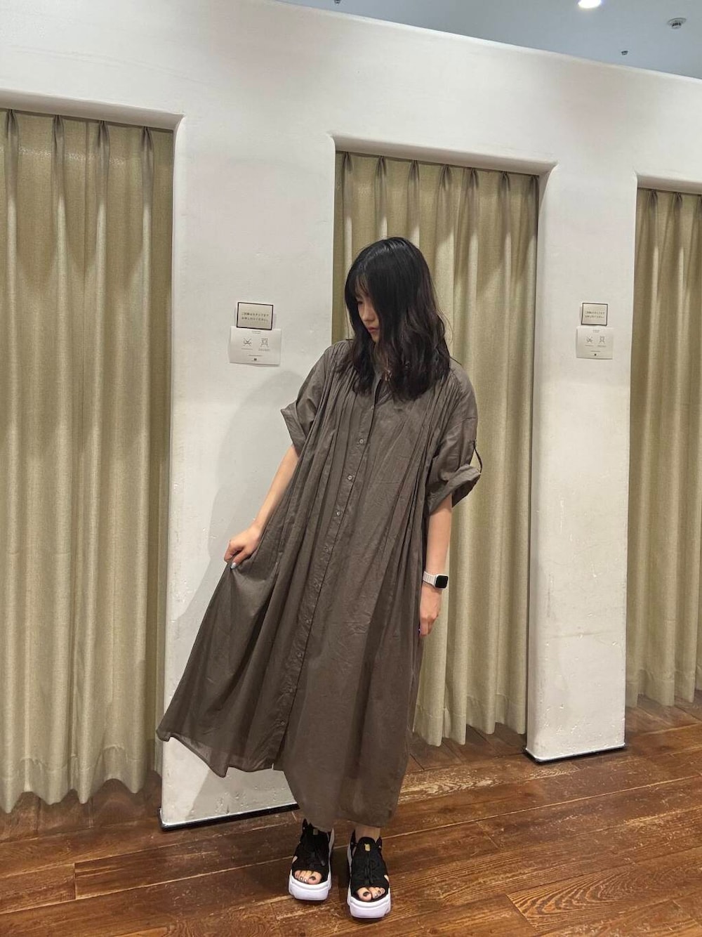 「ワンピース、サンダル、夏コーデ」｜「URBAN RESEARCH DOORSのコットンボイルロールアップハーフスリーブワンピース（ワンピース、グリーン系）」を使った、莉緒さん（レディース・163cm）の夏コーディネートの1枚目の写真