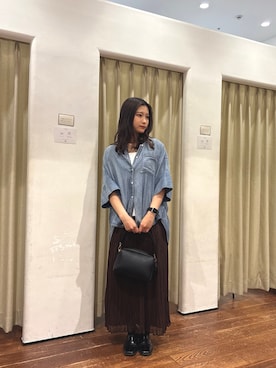 「URBAN RESEARCH（アーバンリサーチ）のハーフスリーブシアーデニムシャツ（シャツ/ブラウス、ブルー系）」を使った、莉緒さん（レディース・163cm）の春コーディネート