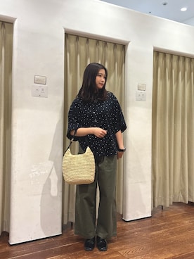 「URBAN RESEARCH DOORS（アーバンリサーチドアーズ）のリネンリヨセルドットドルマンシャツ（シャツ/ブラウス、ブラック系）」を使った、莉緒さん（レディース・163cm）の春コーディネート