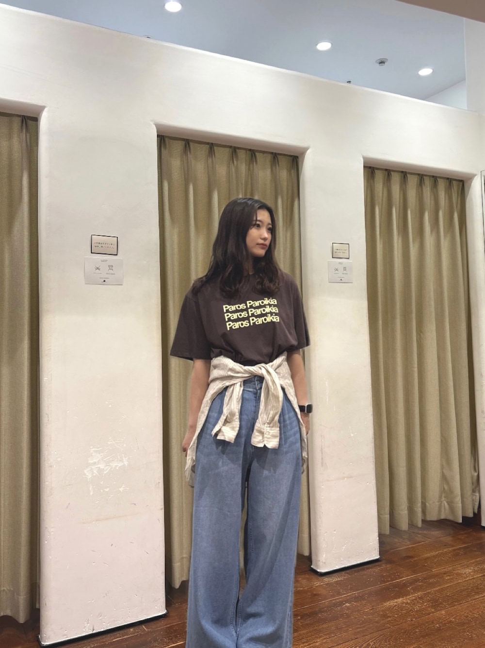 ブラウン系のTシャツ/カットソー、ベージュ系のシャツ/ブラウス、ブルー系のデニムパンツを着用したレディースの夏コーディネートの1枚目の写真