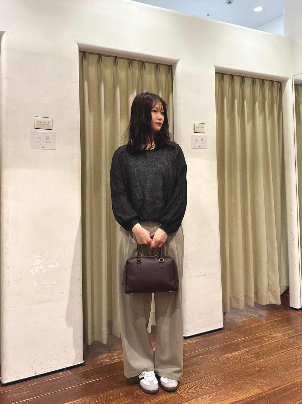 ベージュ系のその他パンツ、グレー系のニット/セーター、ホワイト系のタンクトップを着用したレディースの春コーディネートの1枚目の写真