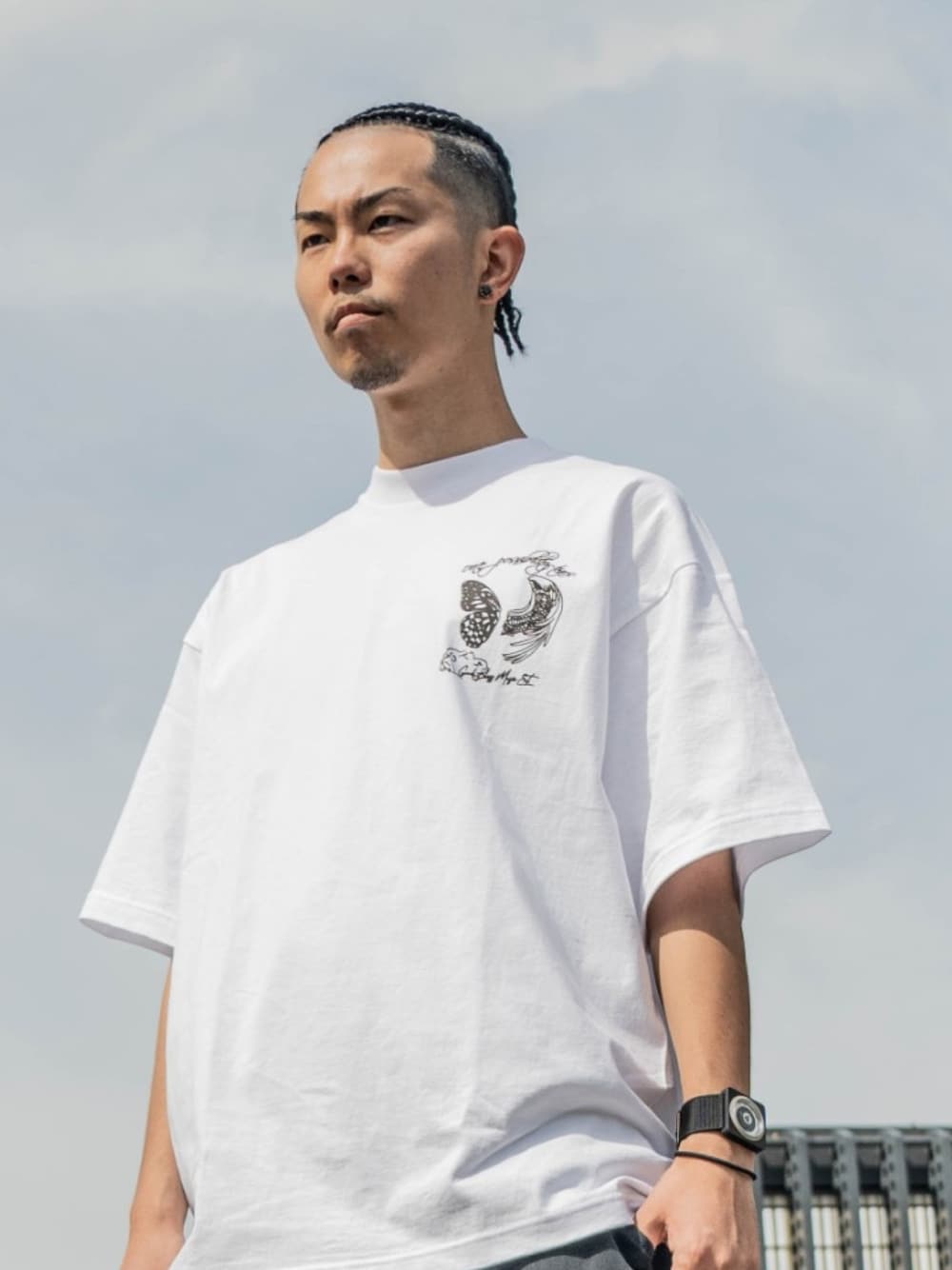 「ストリートコーデ、白Tシャツ、ヒップホップ、ラッパー」｜「Good Bless Music Ent. x ONE POSSIBILITY TEARS collaboration Tshirt 2024のアイテム（Tシャツ/カットソー、ホワイト系）」を使った、TA-TIさん（メンズ・180cm）の夏コーディネートの1枚目の写真
