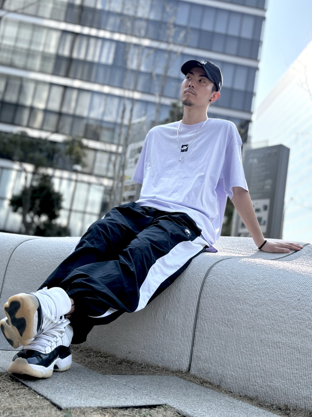 「NIKE、ナイキ、ラッパーファッション、ラッパー、ヒップホップ、ヒップホップスタイル、HIDEAWAYS NICOLE、ジョーダン、AIR JORDAN、Jordan11」｜「NEW ERAのアイテム（キャップ、ブラック系）」を使った、TA-TIさん（メンズ・180cm）の春コーディネートの1枚目の写真