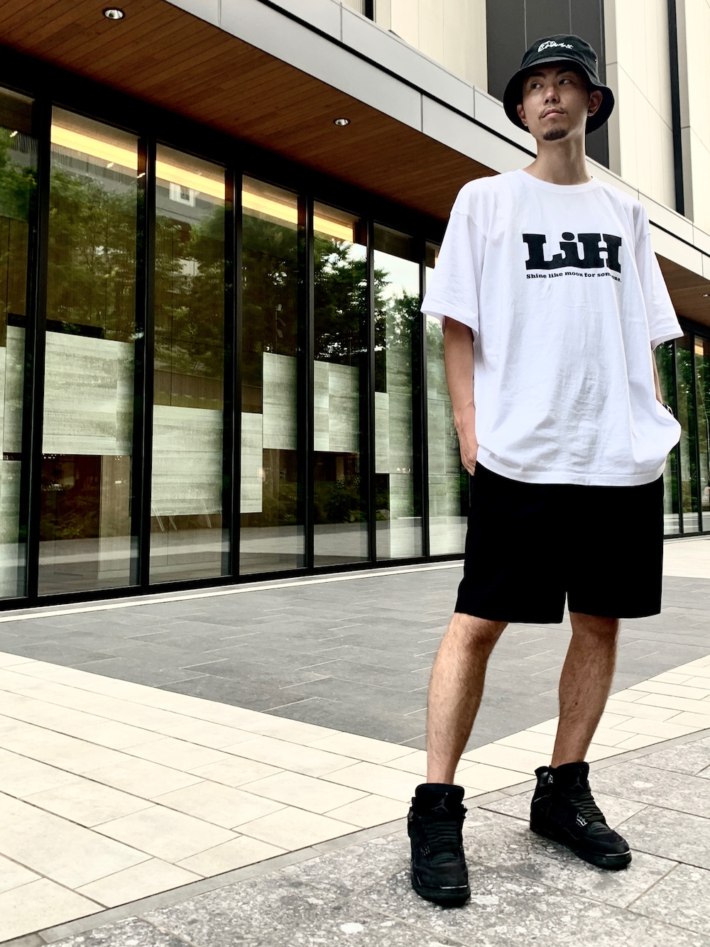 「オーバーサイズ、ストリートコーデ、ラッパー」｜「Laugh in Hellのアイテム（Tシャツ/カットソー、ホワイト系）」を使った、TA-TIさん（メンズ・180cm）の秋コーディネートの1枚目の写真