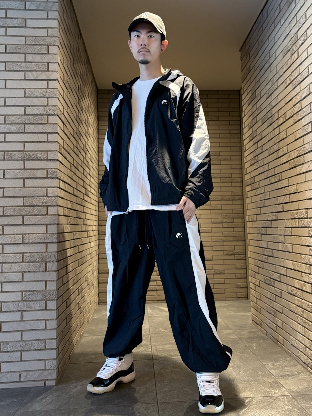 「ラッパー、ラッパーファッション、ラッパースタイル、ヒップホップ、ヒップホップスタイル、ナイキ、セットアップスタイル、モノトーン、モノトーンコーデ、セットアップ」｜「NEW ERAのアイテム（キャップ、ブラック系）」を使った、TA-TIさん（メンズ・180cm）の冬コーディネートの1枚目の写真