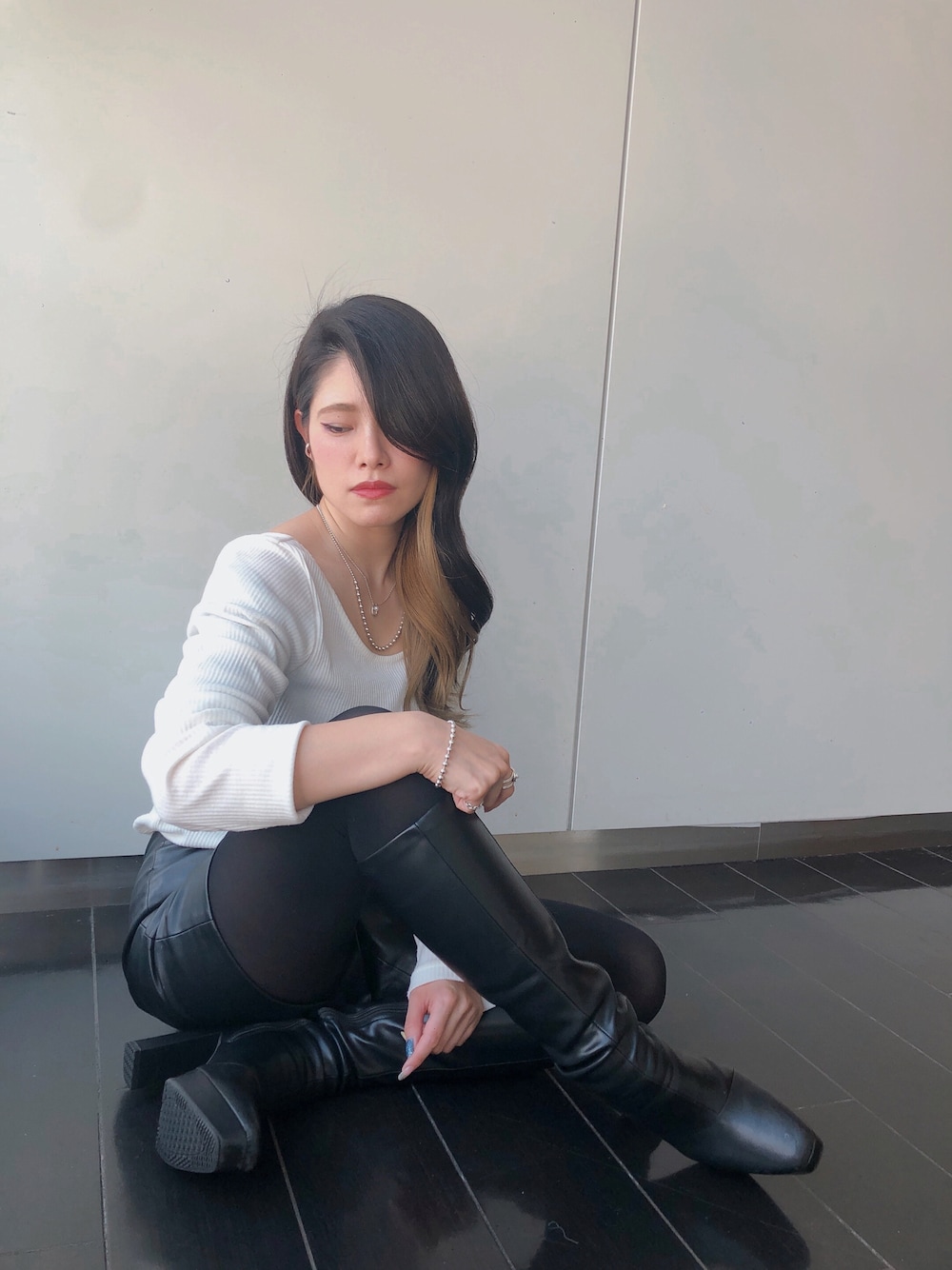 ブラック系のブーツ、ブラック系のその他パンツ、シルバー系のリングを着用したレディースの冬コーディネートの1枚目の写真