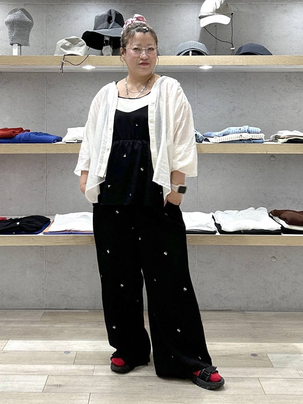 ベージュ系のシャツ/ブラウス、ホワイト系のタンクトップ、ブラック系のサロペット/オーバーオールを着用したレディースの夏コーディネートの1枚目の写真