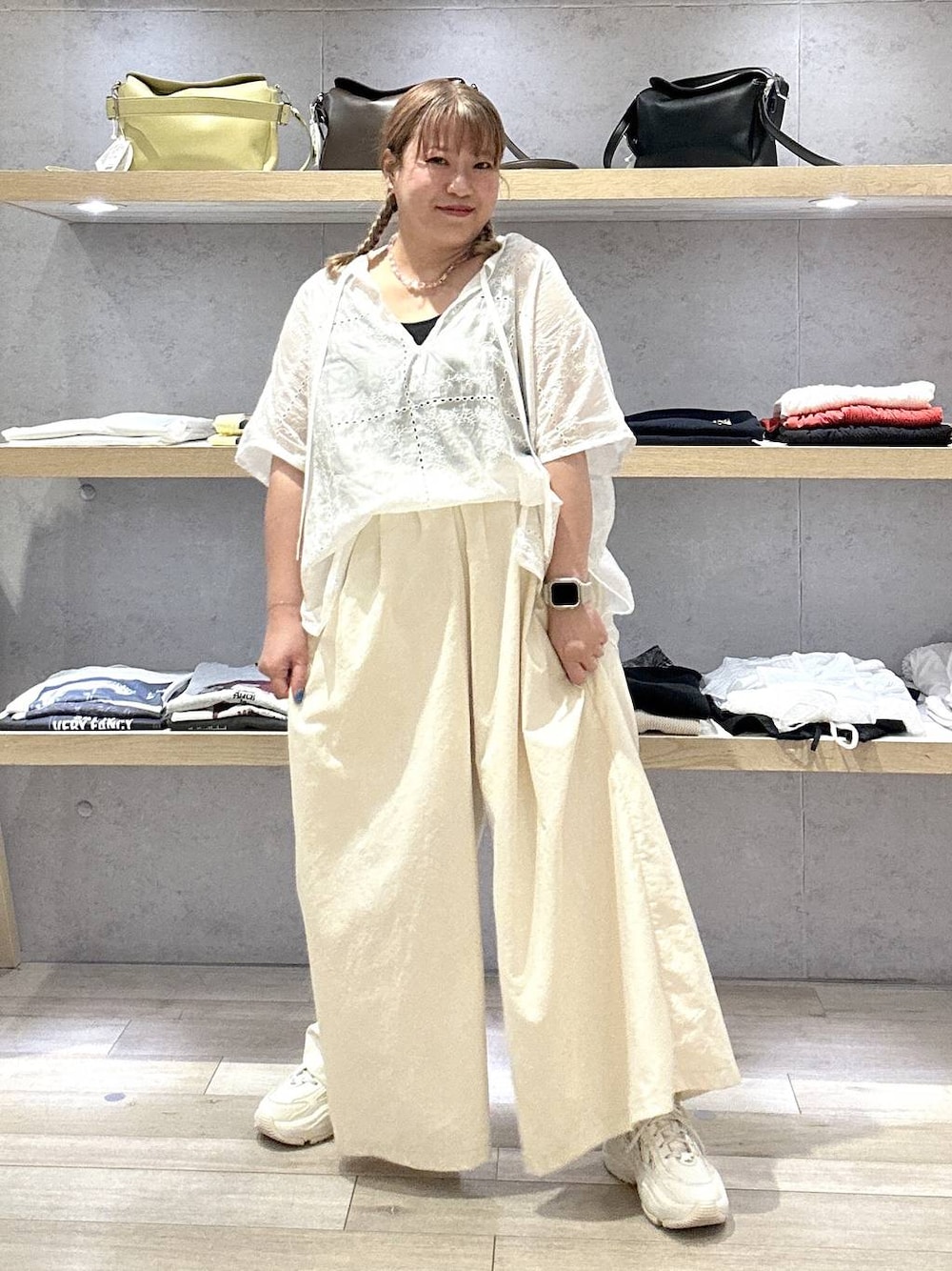 ホワイト系のその他パンツ、ホワイト系のシャツ/ブラウス、ブラック系のタンクトップを着用したレディースの夏コーディネートの1枚目の写真