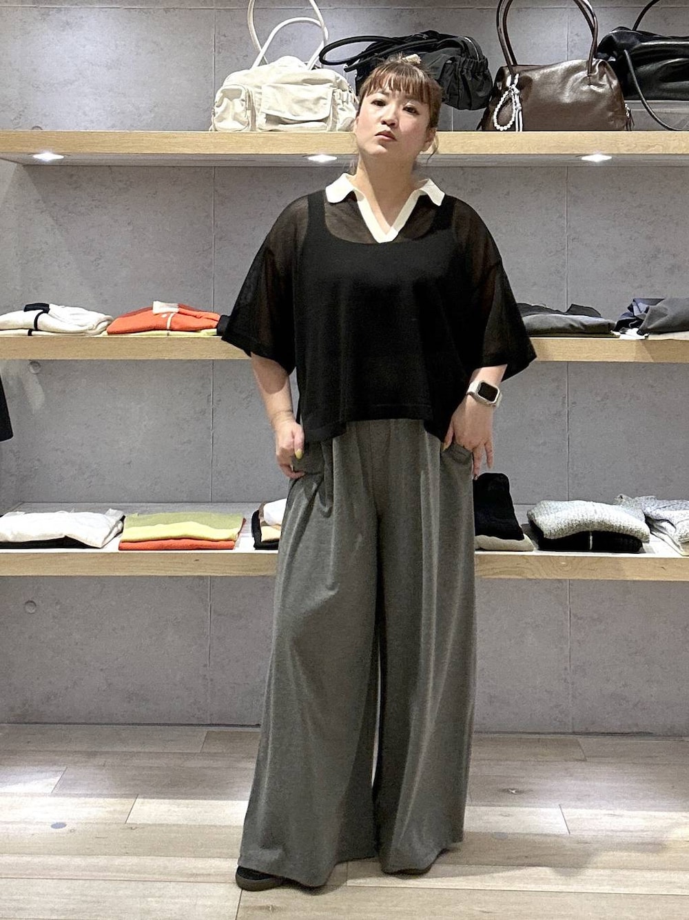 グレー系のその他パンツ、ブラック系のタンクトップ、ブラック系のニット/セーターを着用したレディースの夏コーディネートの1枚目の写真