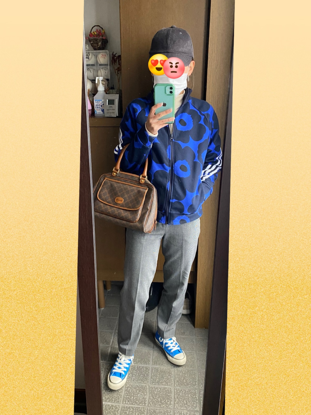 「今日のコーデ、カジュアルコーデ、ママコーデ、オトナカジュアル、ジャージ、トラックジャケット、コンバース、キャップ、パンツスタイル、カラーコーデ、ブルー、グレー、マリメッコ、アディダス、スポーツミックス」｜「CONVERSEの＜ZOZO限定＞【CONVERSE】ALLSTAR US COLORS HI（スニーカー、ブルー系）」を使った、ジュンコさん（レディース・156cm）の冬コーディネートの1枚目の写真