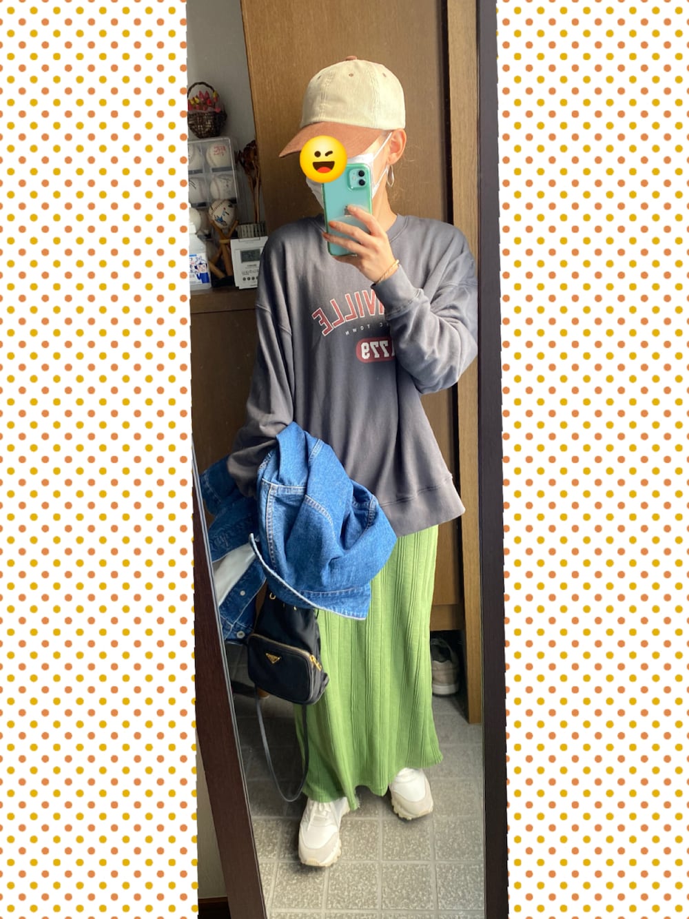 ホワイト系のスニーカー、グリーン系のスカート、ブラック系のスウェットを着用したレディースの秋コーディネートの1枚目の写真