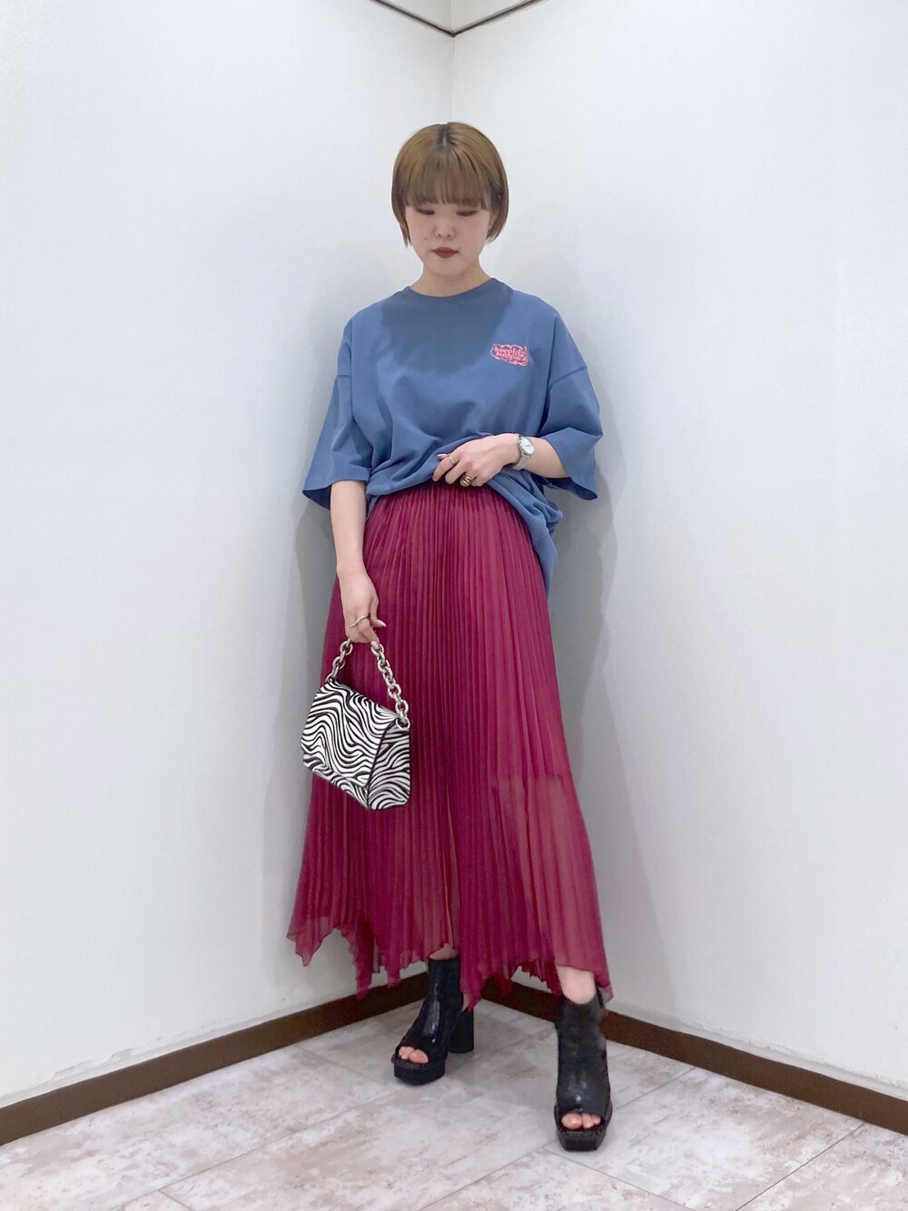 ブルー系のTシャツ/カットソー、その他のショルダーバッグ、ピンク系のスカートを着用したレディースの春コーディネートの1枚目の写真