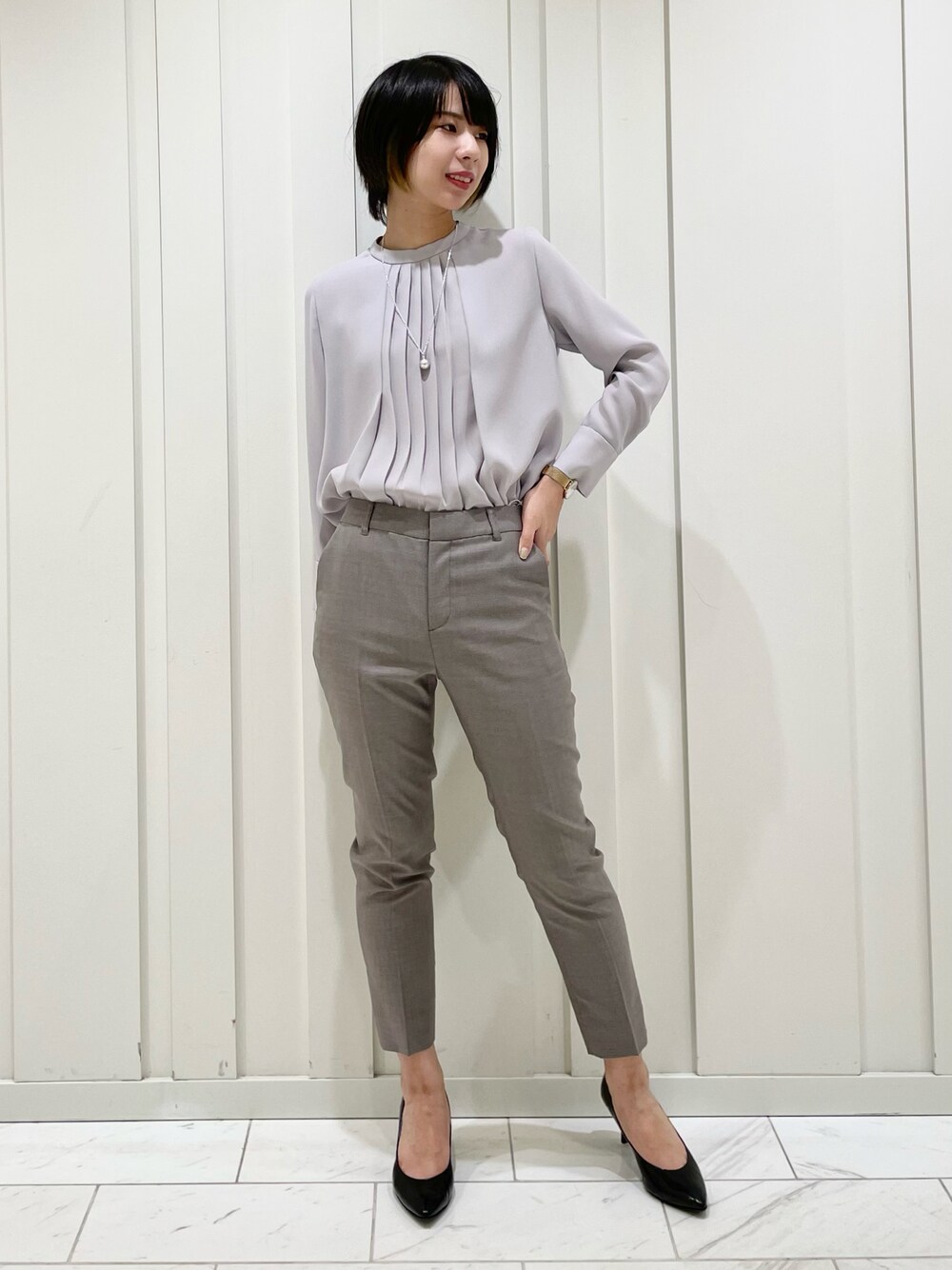 ブラウン系のその他パンツ、グレー系のシャツ/ブラウス、その他のその他を着用したレディースの秋コーディネートの1枚目の写真
