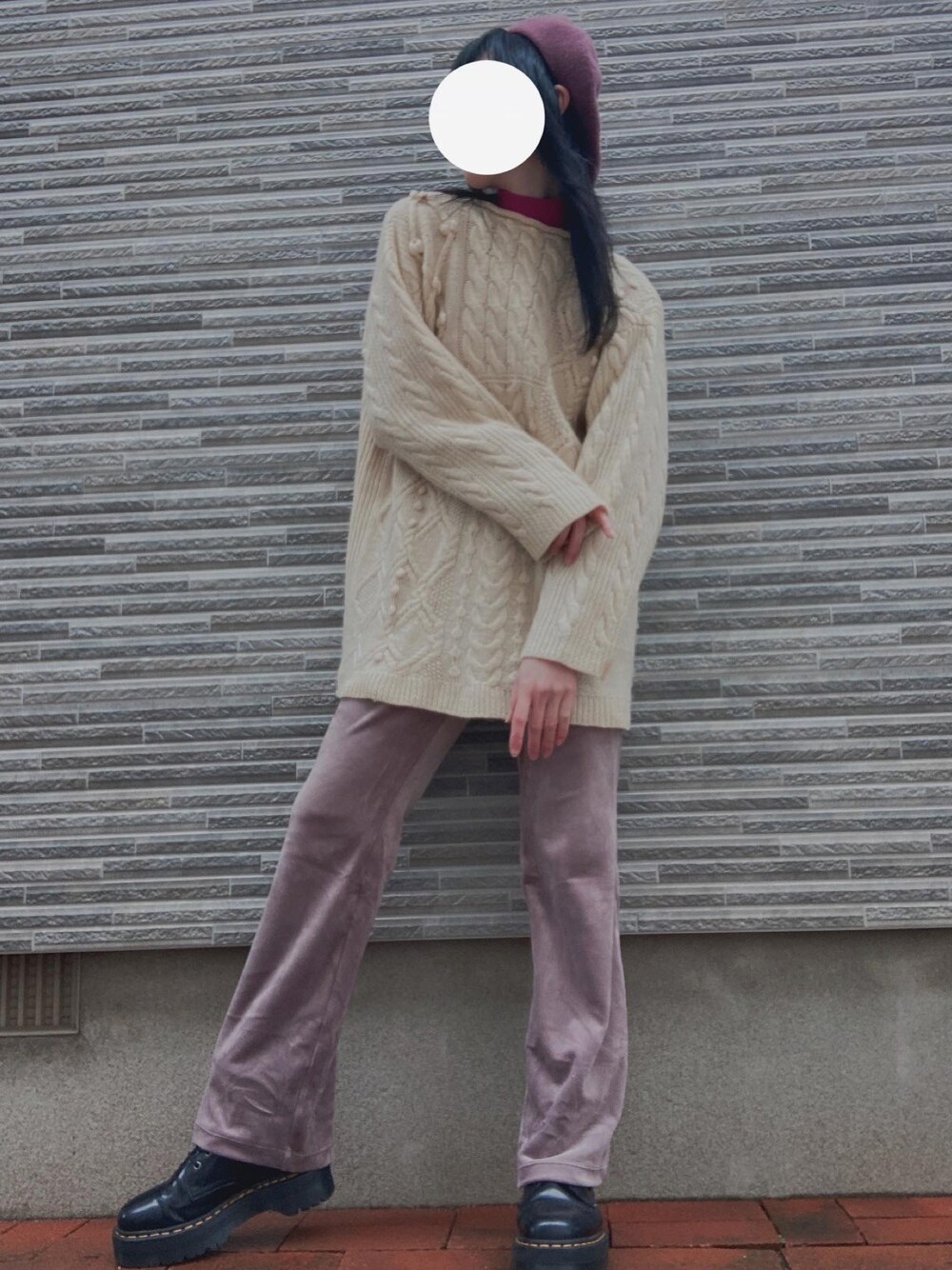 「UNIQLO、UNIQLO U、UNIQLOコーデ、ユニクロ、ユニクロコーデ、古着、古着MIX、古着コーデ、モックネック、白ニット、オーバーサイズ、ベロアパンツ、Dr.Martens、ベレー帽」｜「UNIQLOのアイテム（ルームウェア、ピンク系）」を使った、ナラさん（レディース・163cm）の冬コーディネートの1枚目の写真