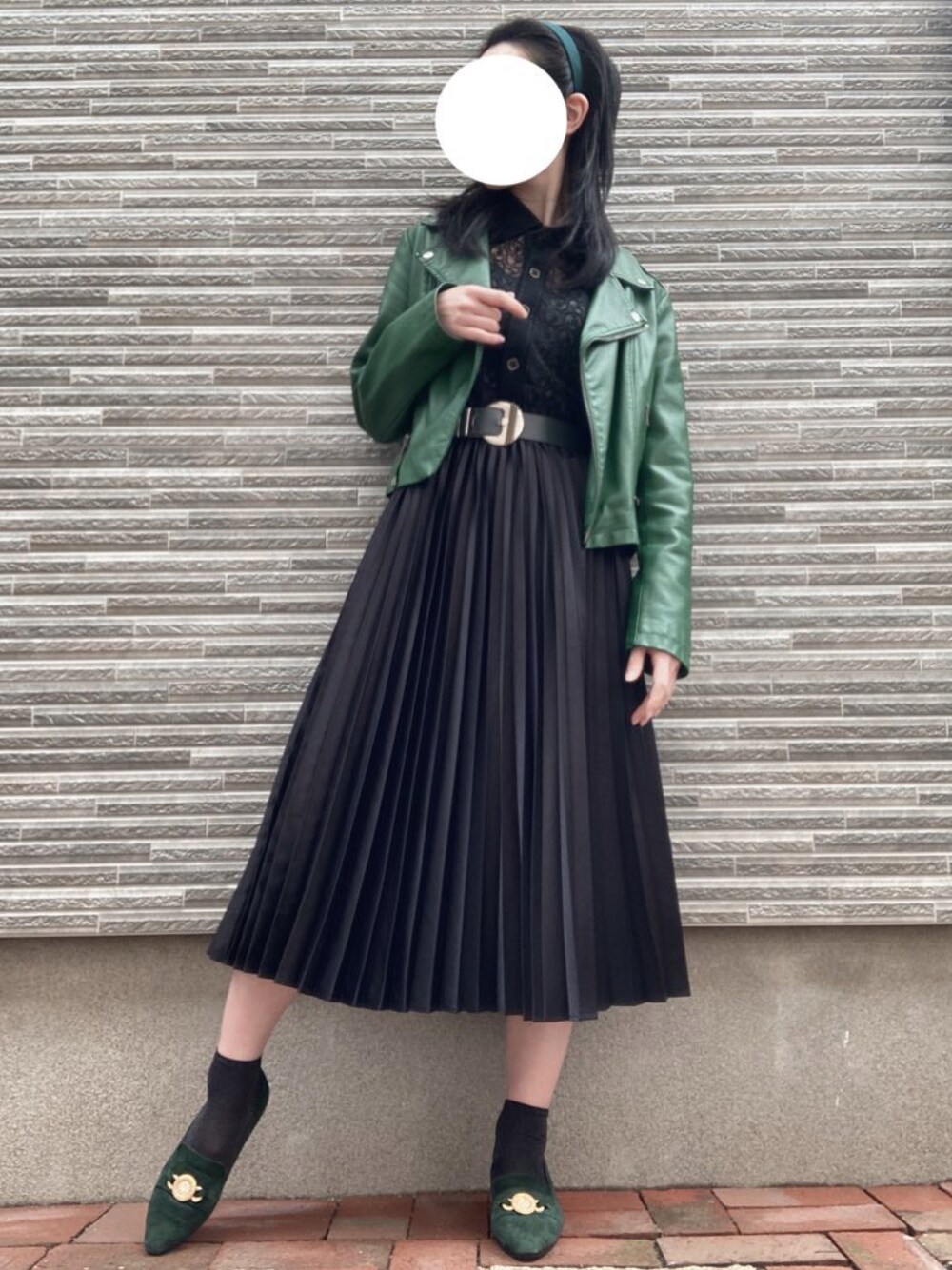 「FOREVER 21、Honeys、プチプラコーデ、プチプラ、古着、古着MIX、古着コーデ、ライタースジャケット、ライダース、ブラックコーデ」｜「Honeysのサテンプリーツスカート（スカート、ブラック系）」を使った、ナラさん（レディース・163cm）の冬コーディネートの1枚目の写真
