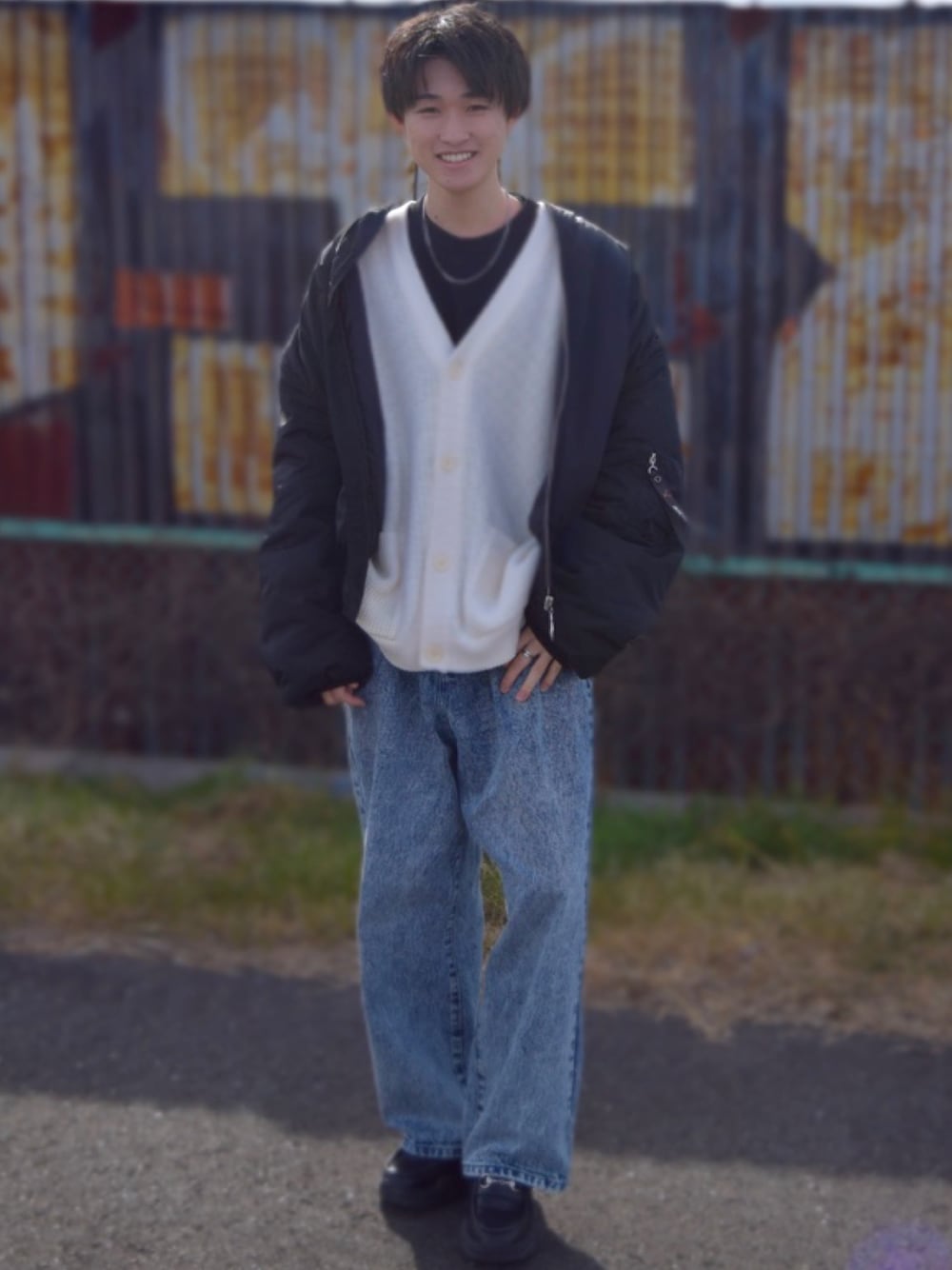 ブルー系のデニムパンツ、ブラック系のスニーカー、ホワイト系のカーディガン/ボレロを着用したメンズの冬コーディネートの1枚目の写真